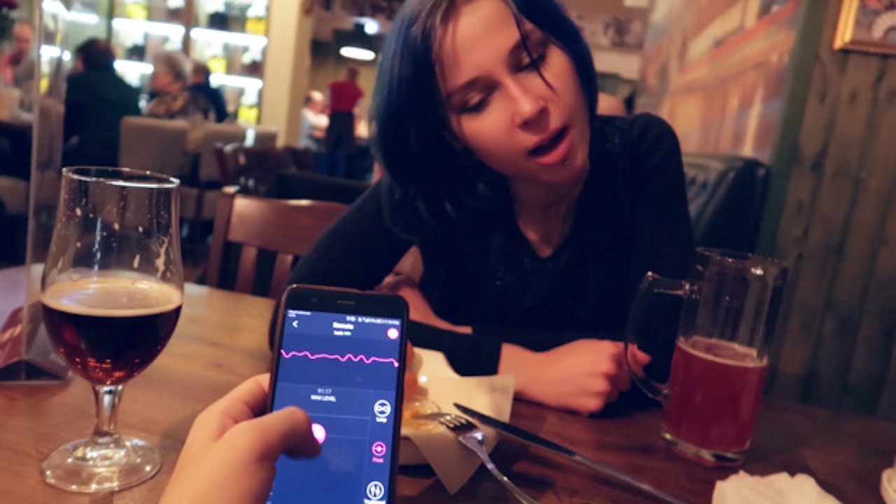 I took control of my stepsister's vibrator in the bar and brought her to orgasm.
