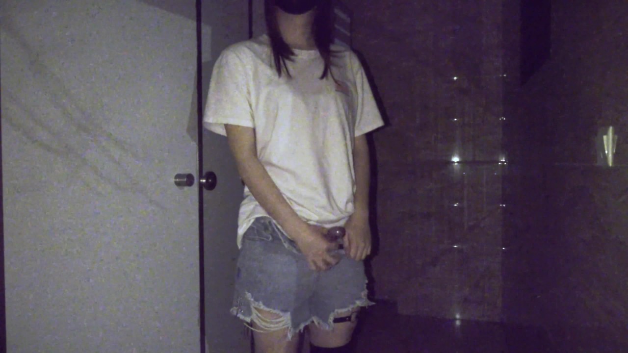 Crossdresser masturbate in a public toilet, cum on bra and wear it