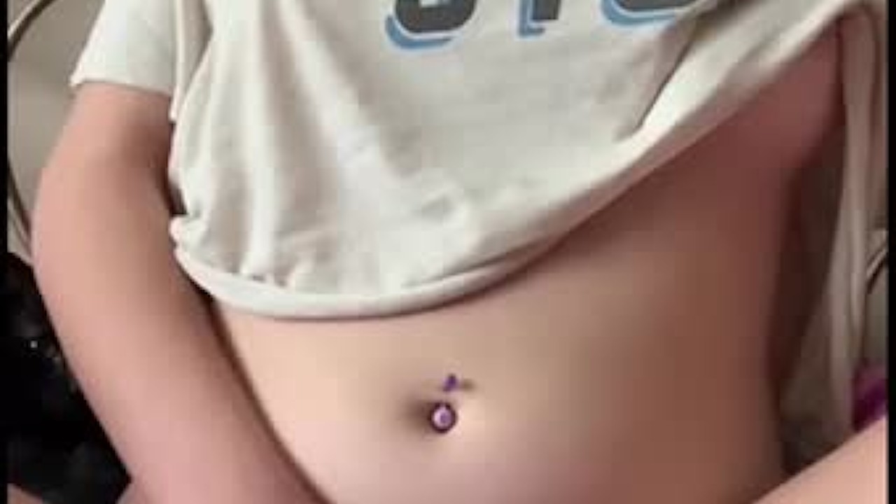 18 y/o plays with herself while no one’s home