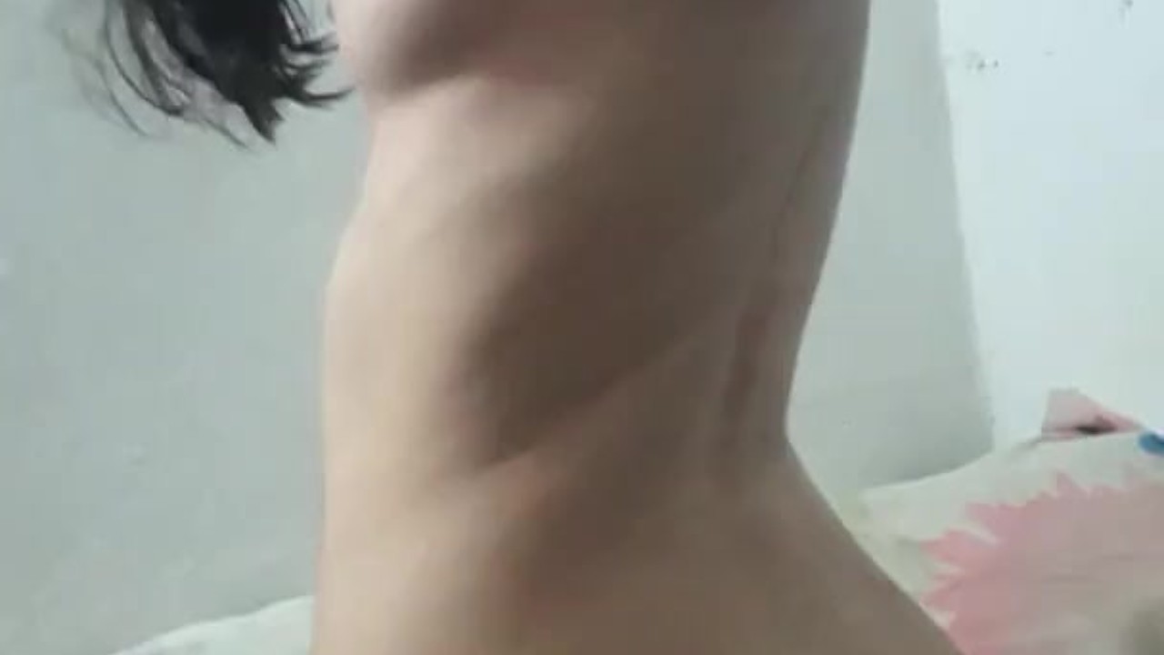 18-year-old Venezuelan girl masturbates in front of the cell phone