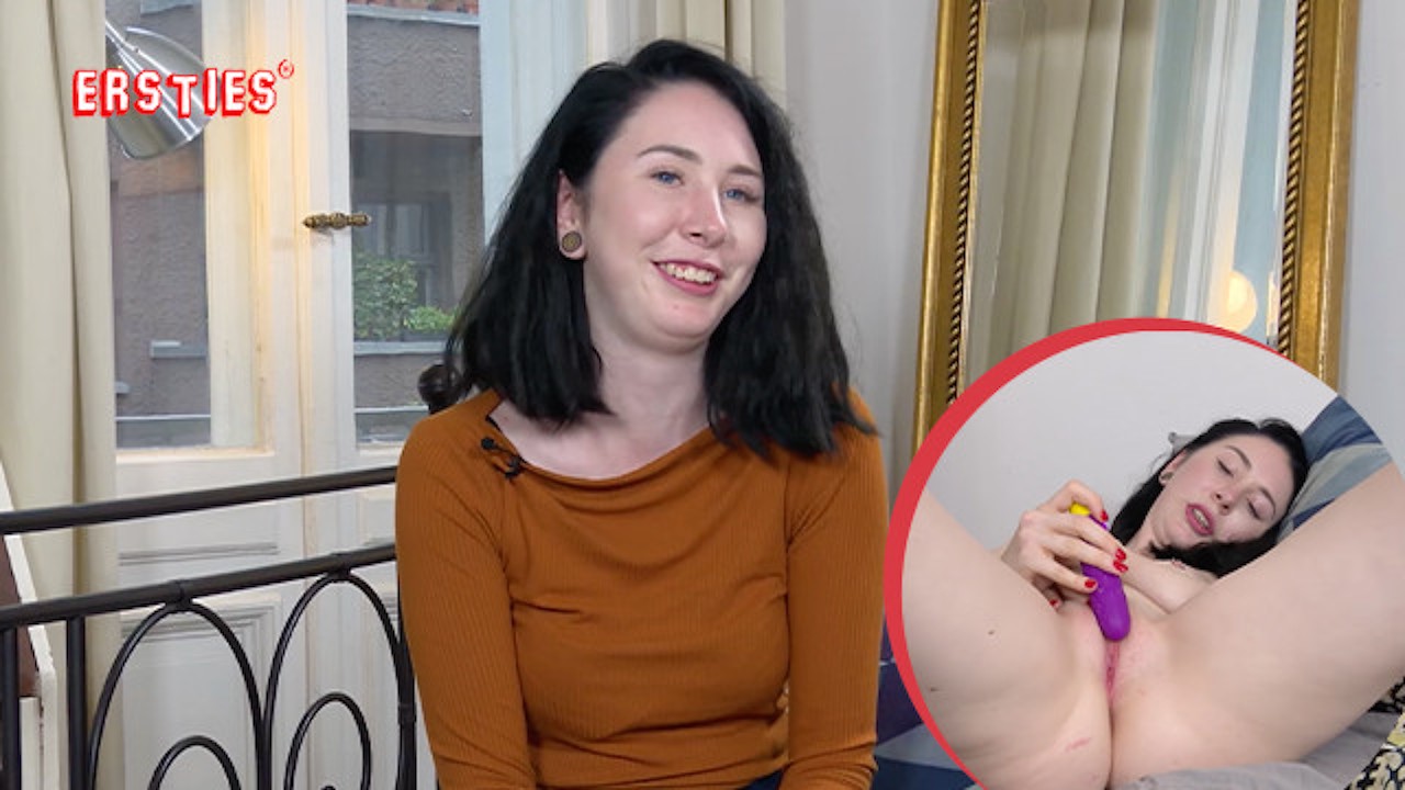 Ersties: Junge Studentin Joana besorgt es sich mit ihrem Lieblingsspielzeug