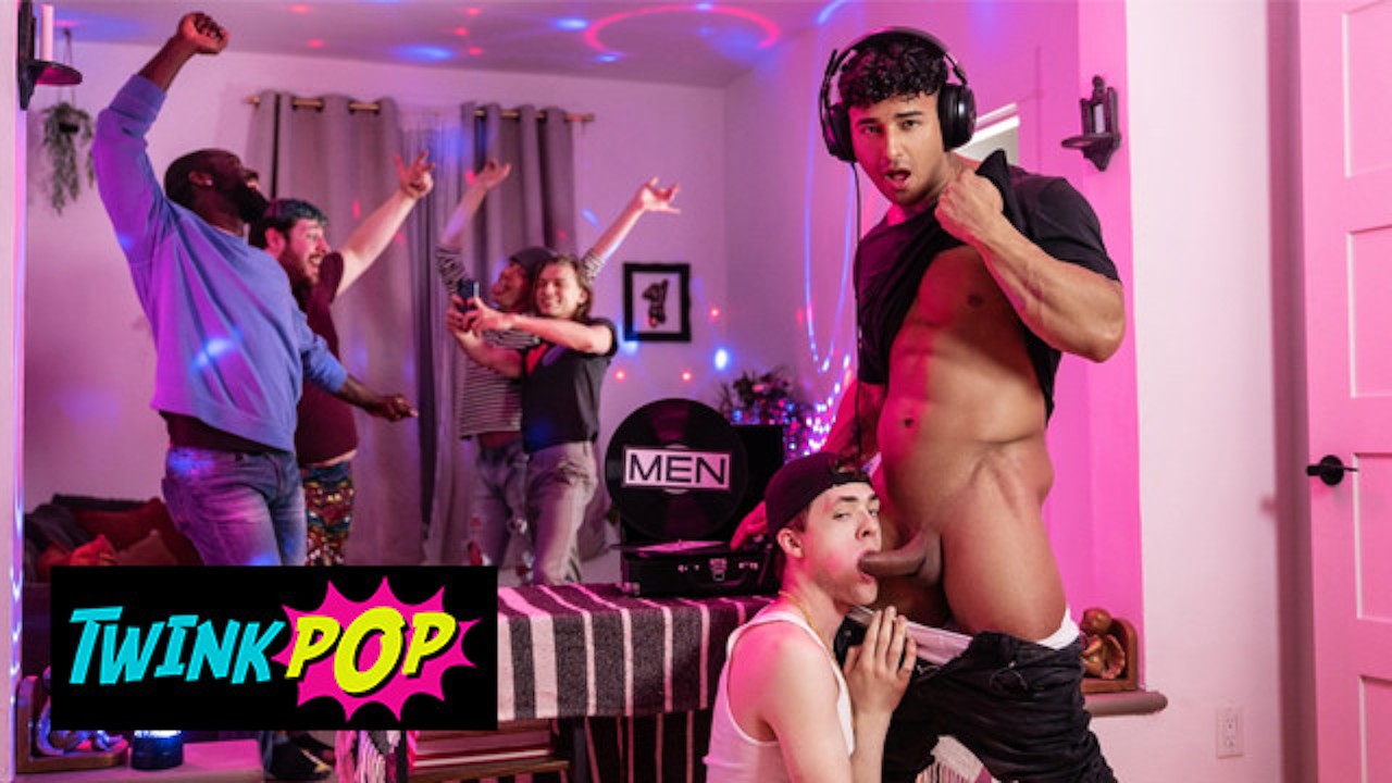 TWINKPOP - Troye Dean Can't Take His Eyes Of DJ Kenzo Alvarez Until He Finally Gets What He Wants