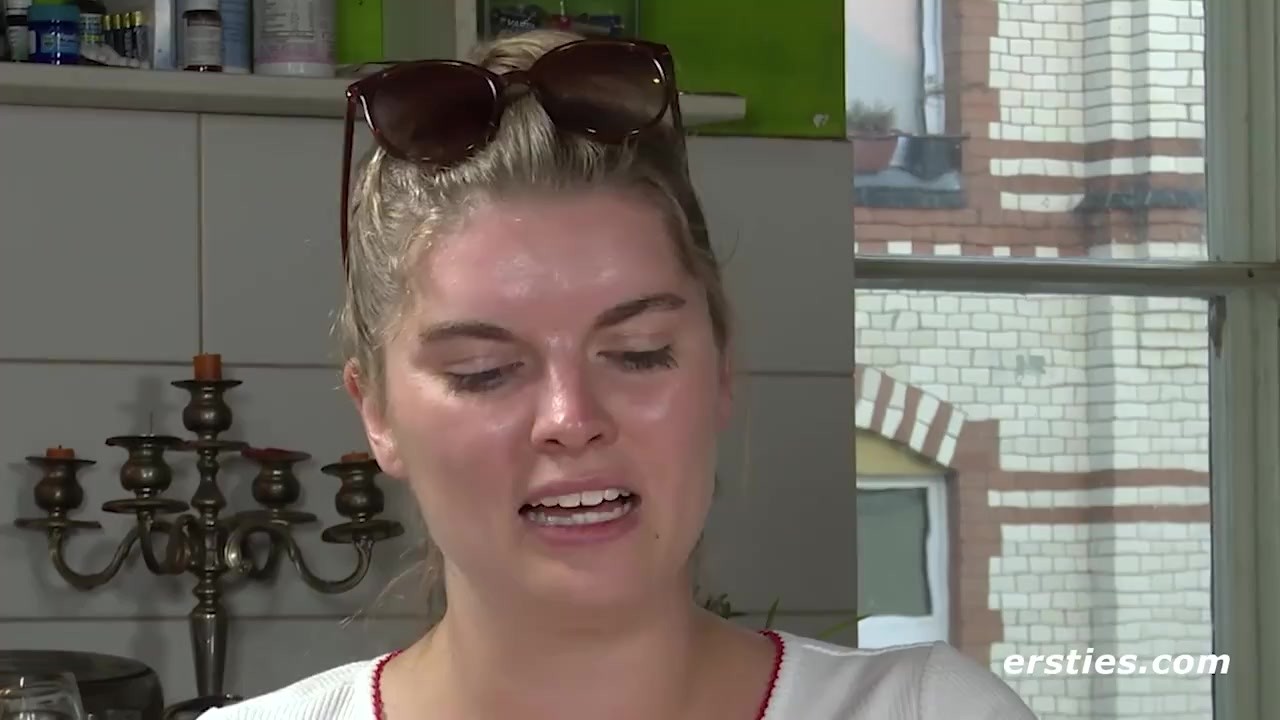 Azubi aus Düsseldorf masturbiert leidenschaftlich vor Kamera