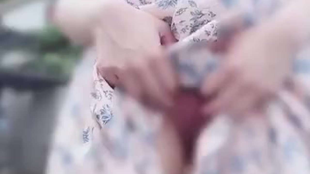 [Outdoor masturbation] A perverted Japanese who secretly exposes pussy in a residential area and is