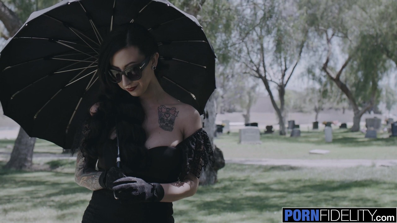 Hot Goth MILF Lily Lane
