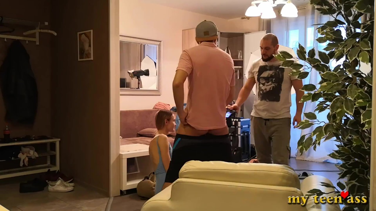Гибкая Оля снимается в анальном порно (часть 2)