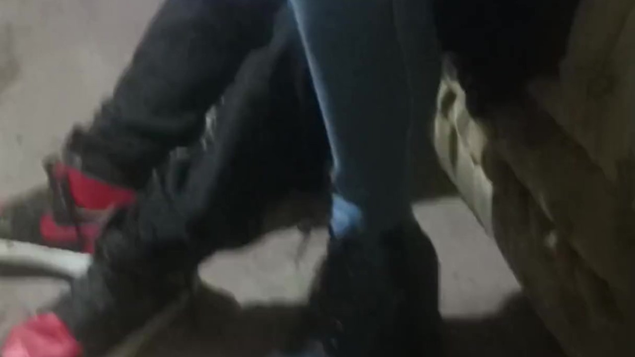 Bailando y seduciendo sexy al amigo de mi esposo me termina follando en un bar ( cornudo hot wife)
