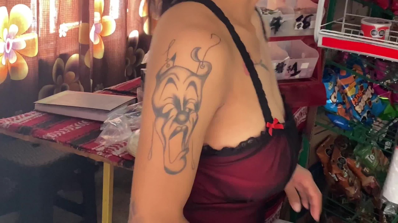 Cerré mi tiendita para atender a este cliente en mi cama