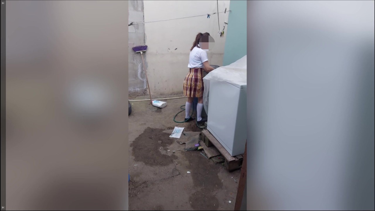 Encuentro a mi hijastra colegiala sola en casa lavando sus calzones, padrastro pervertido ,