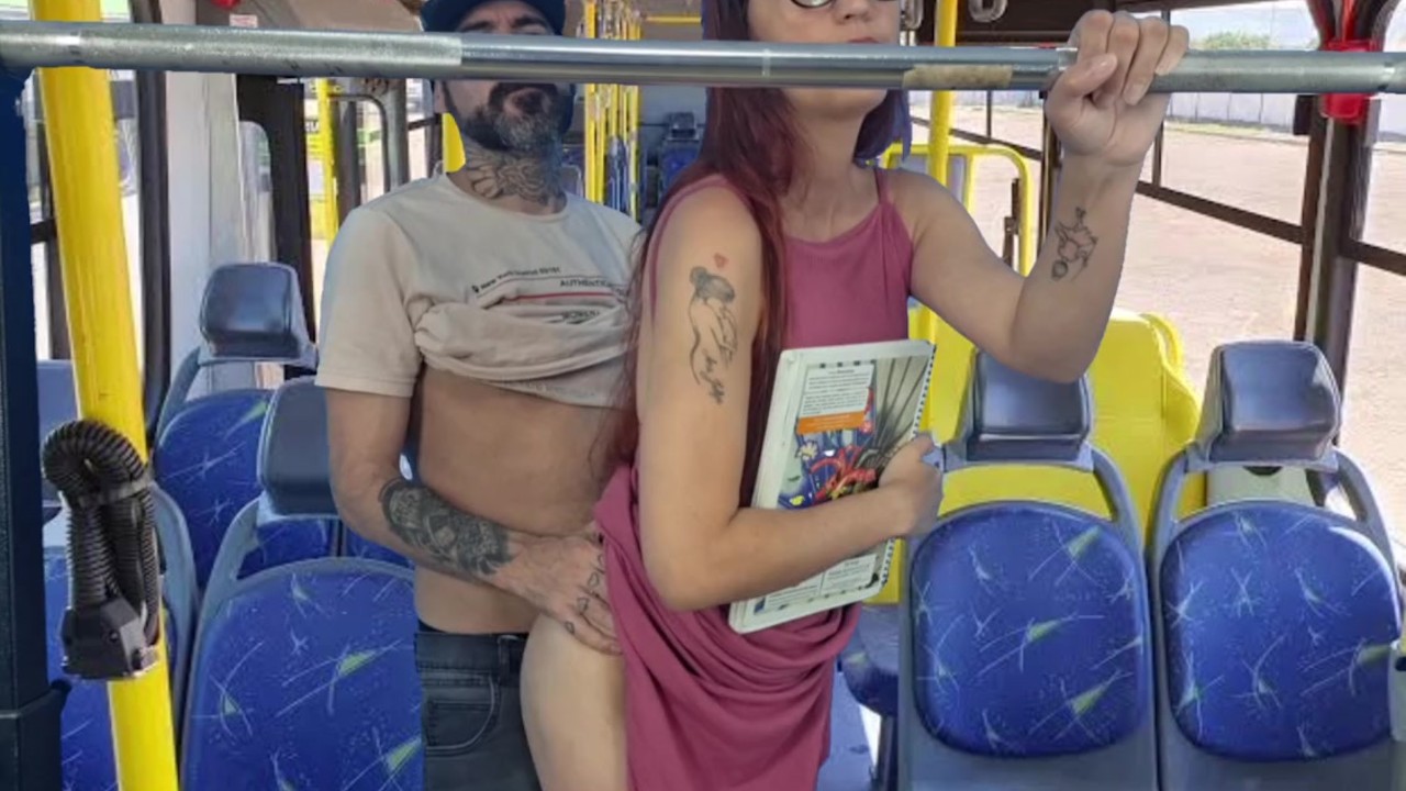 Estudante sobe no ônibus e por estranho em público!