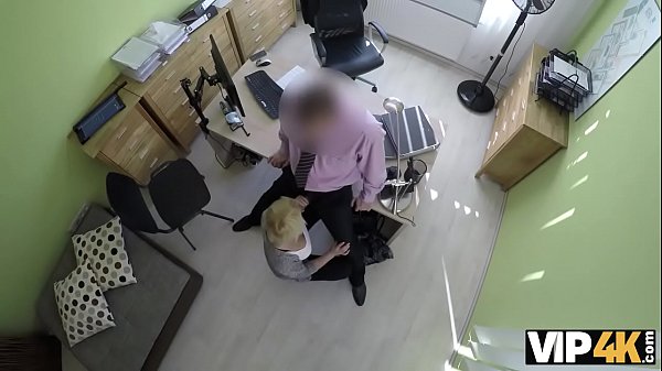 VIP4K&period; La graziosa esile Katy Rose si fa trapanare la figa da un cattivo ispettore del prestito
