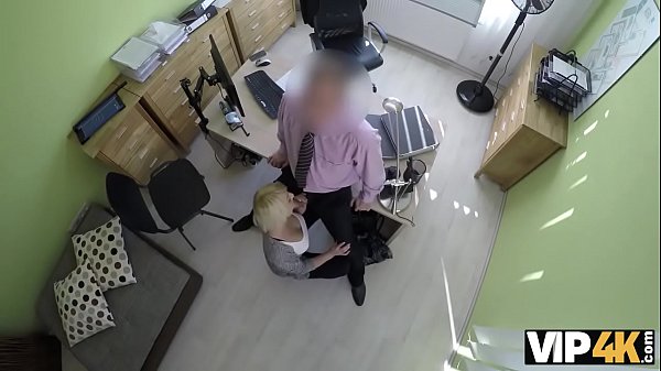 VIP4K&period; L'agent la chatte serr&eacute;e de l'jeunes puis il approuve le pr&ecirc;t des filles