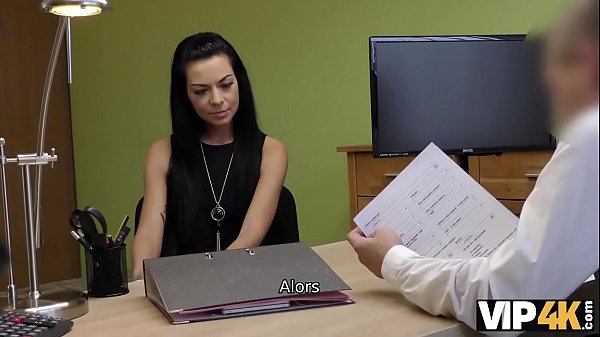 VIP4K&period; Adorable fille russe chevauche la bite d'un agent de cr&eacute;dit dans son bureau