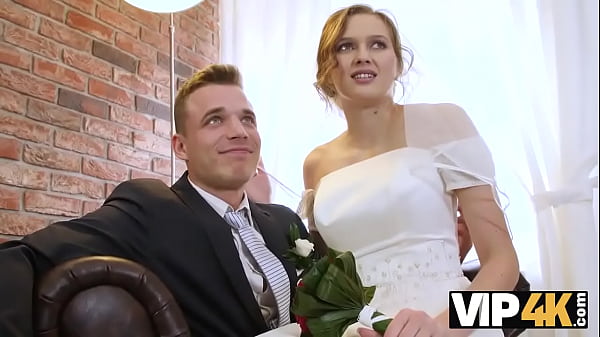 VIP4K&period; Un couple mari&eacute; d&eacute;cide de vendre la chatte de sa mari&eacute;e &agrave; bon prix